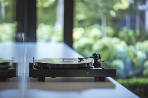 Pro-Ject JukeBox E1 + OM5e  Gramofon, System all-in-one / Plug and Play z Bluetooth, czarny piano 