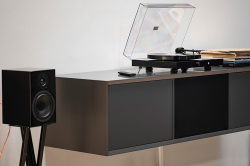 Pro-Ject JukeBox E1 + OM5e  Gramofon, System all-in-one / Plug and Play z Bluetooth, czarny piano 