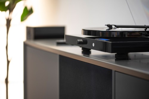 Pro-Ject JukeBox E1 + OM5e  Gramofon, System all-in-one / Plug and Play z Bluetooth, czarny piano 